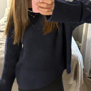 Mörkblå stickad tröja - Jätteskön mörkblå stickad tröja ifrån Gina tricky. Strl 158/164 men sitter som XS/S. Aldrig använd!!