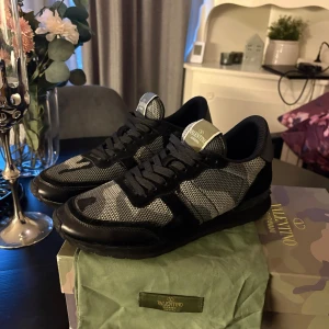 Valentino Rockrunners - Supersnygga rockrunners perfekta nu till hösten och vintern/ självklart äkta/ dustbag och box ingår nypris ca 7200