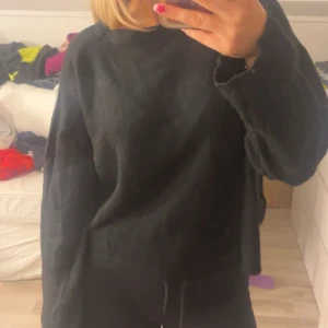 Svart stickad tröja - En svart stickad tröja med avslappnad passform. perfekt för kyligare dagar. Enkel och stilren design som är lätt att matcha med olika outfits.🫶🏻❄️storlek medium men känns som S