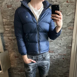 Ralph lauren dunjacka - Säljer denna snygga Ralph lauren jackan!⭐️Skicket är väldigt bra utan defekter / NYPRIS = 4000kr!🙌Storlek XL 18-20 motsvarar S passar mellan 170-180!🤝Modellen e ca 190 men jackan är liten!👍Hör gärna av er om ni har funderingar!⭐️