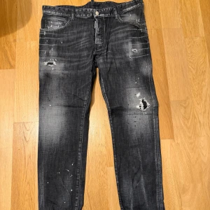 Dsquared2 jeans - Storlek 56, nyskick, nypris 6000kr på farfetch säljer de för 2999 men kan gå ned i pris vid snabb affär.