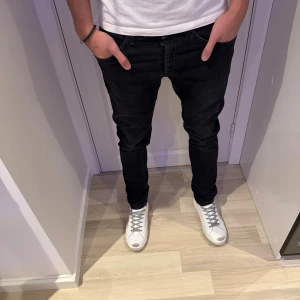 Dondup George  - Snygga dondup jeans. Modell: George✔️ Skick 9/10✔️ Mått: Längd: 102cm Midja: 40cm✔️ Trendigaste jeansen på marknaden✔️Vid minsta fundering kontakta oss✔️