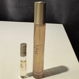 Rare Beauty Rare EdP 10ml & 1,5ml - Parfym från Rare Beauty med toppnoter av kola, pistach och rosépeppar. Hjärtnoter av ingefära, kakaobönor och vanilj samt basnoter av sandelträ, tonkaböna och mysk. Perfekt storlek för väskan eller resan. Endast 1,5ml som är testad.