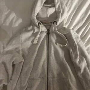 Ljusgrå hoodie från McNeal med dragkedja - Säljer en skön grå hoodie från McNeal. Perfekt nu i höst och vinter! Inga defekter. Sitter mer som small än medium.