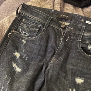 Replay Bronny jeans med slitningar - Säljer ett par Replay Bronny jeans i mörkblått med slitningar anledning passar ej 