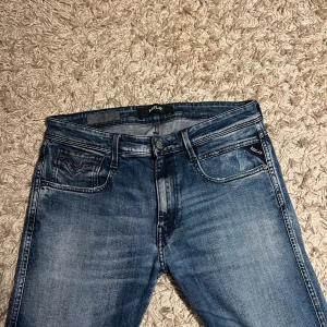 Replay anbass hyperflex jeans slim fit - Replay anbass hyperflex jeans i slim passform. Mycket bra skick, inga märkvärdiga defekter. Storlek W32 med skön wash. Postas samma dag som köp eller dagen därpå🙌💯