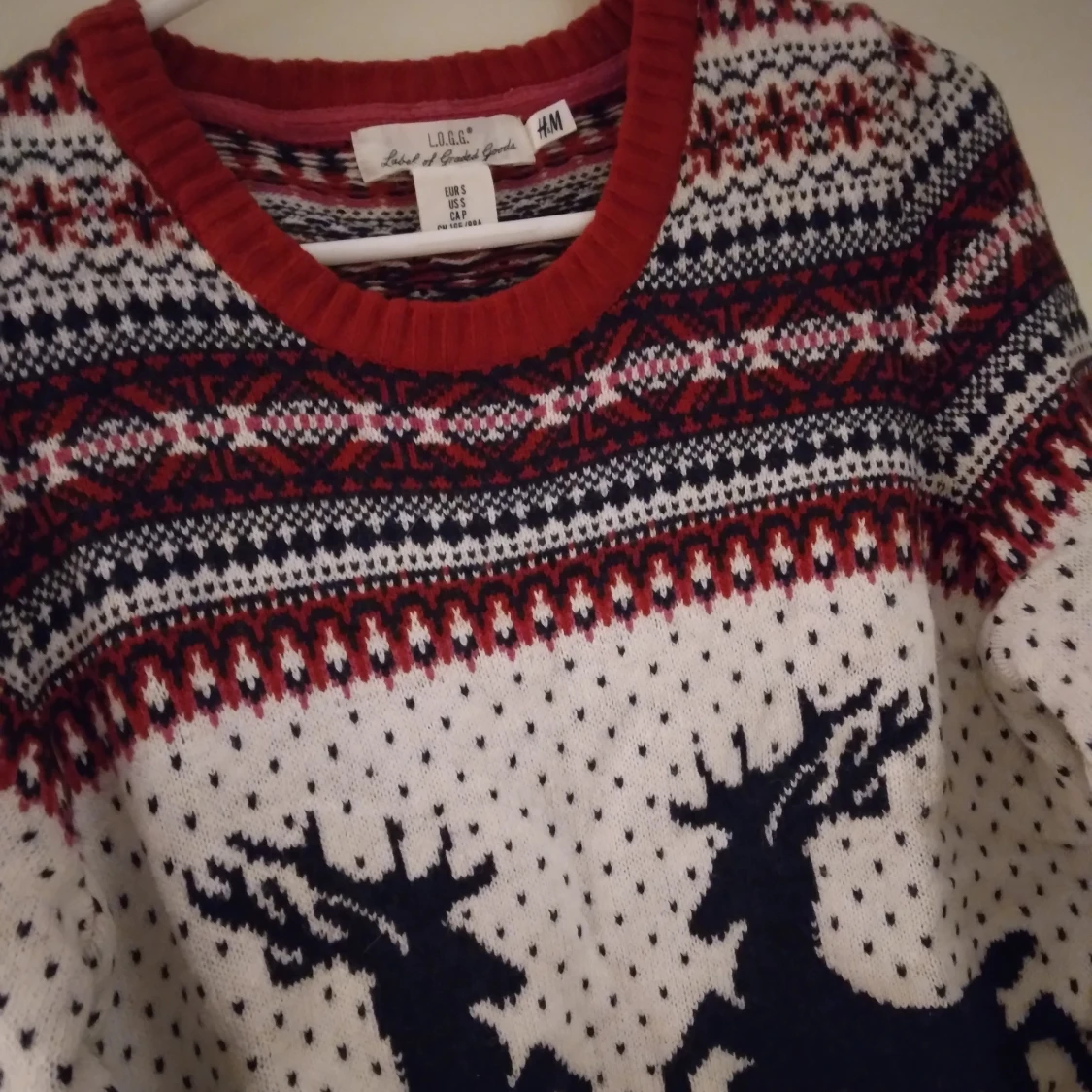 HELT NY OANVÄND Vit stickad tröja/ Jultröja med renmotiv från H&M LOGG. Small. - 2