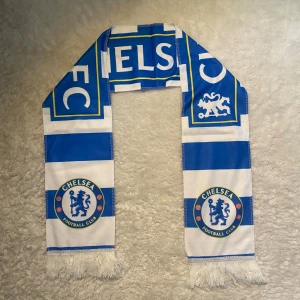 Chelsea halsduk - Säljer en helt ny chelsea halsduk 🧣, perfekt till vintern, samlare eller till fans. Kontakta gärna om du har frågor 