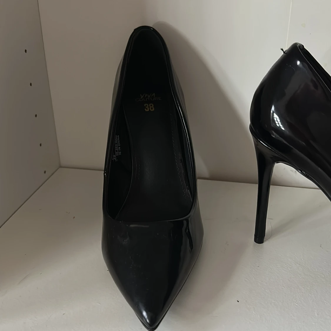 Svarta lackklackar med spetsig tå - 1