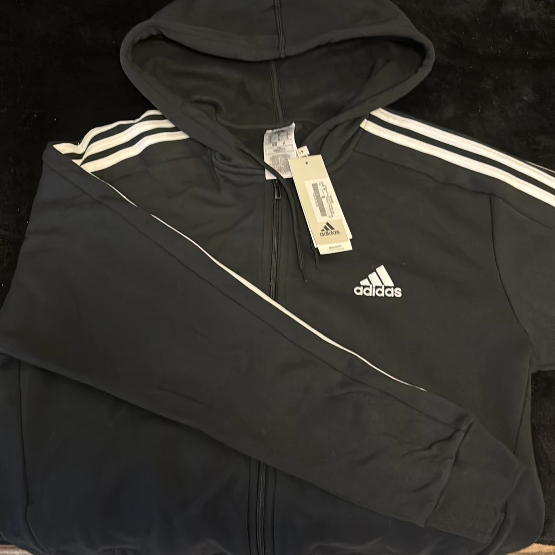 Svart Adidas hoodie med vita ränder