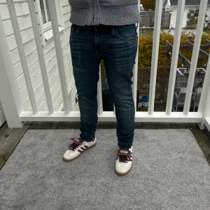 Mörkblåa jeans från Jack and Jones W30/L34 - Väldigt feta jeans från Jack and Jones i färgen mörkblå. Mycket bra skick 9/10. Storlek W30/L34. Modell skinny Liam. 😀