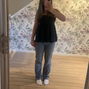 Grå raka jeans från Lager 157 - Grå jeans från Lager 157 med raka ben i storlek xxs. Jag har sytt upp dom så skulle säga att de passar någon som är ca 155cm lång.  Jeansen har knäppning med flera silverfärgade knappar och normal passform. Materialet är jeans i bomull och färgen är en snygg, lite urtvättad grå nyans.