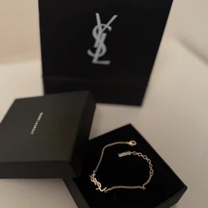 Ysl armband  - Använd bara 2 gånger och det ser ut precis som ny🌸🙏 Med kartong och påse👌💯 Fick den present förra året men inget kvitto kvar Snabb leverans💯⌛️