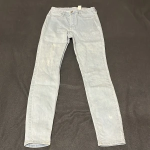 Ljusblå skinny jeans från Denim - Snygga ljusblå skinny jeans från Denim med klassisk femficksdesign och dragkedja. Jeansen har smal passform och är tillverkade i mjukt denimtyg som sitter tajt längs benen. Perfekt för dig som gillar en modern och stilren look.