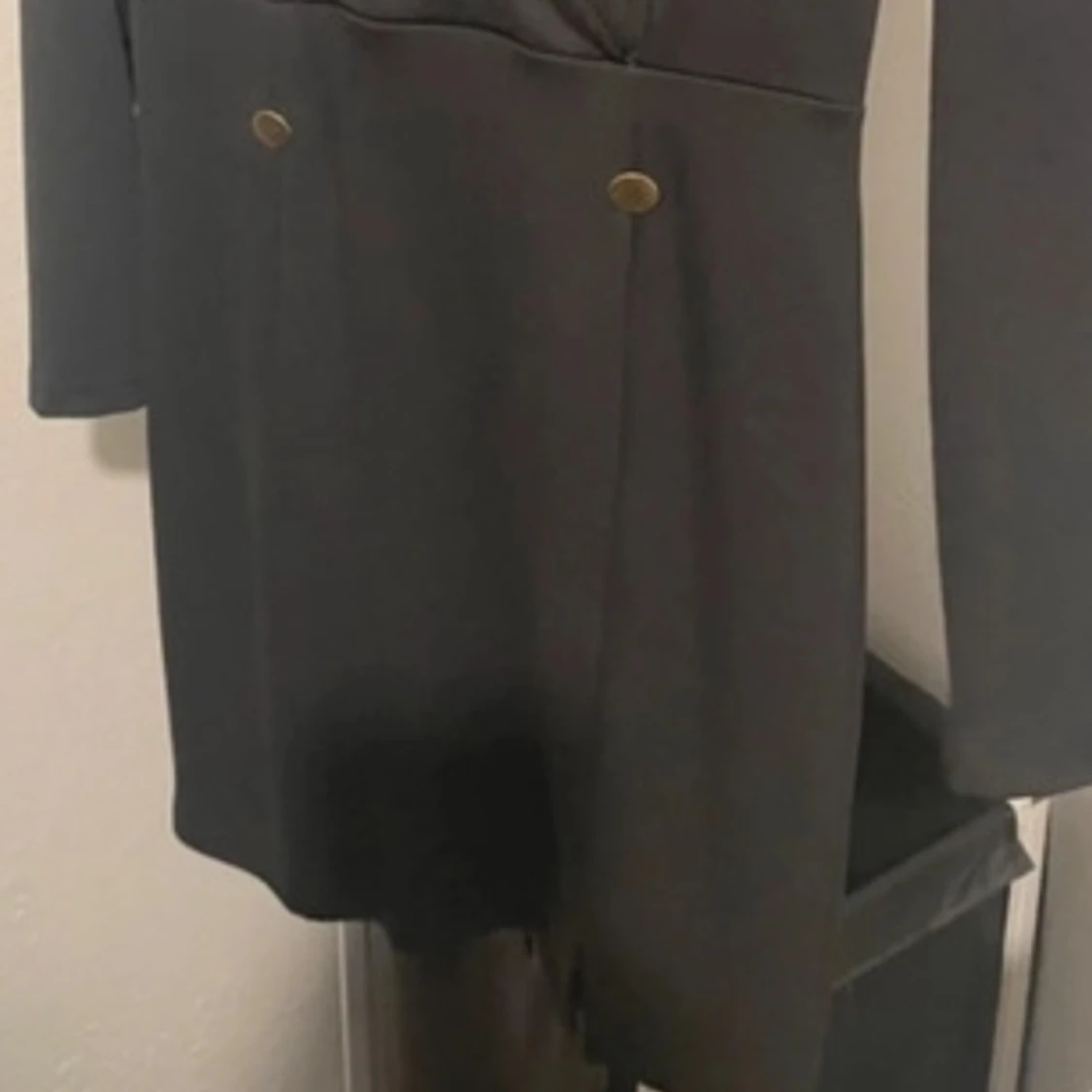 Svart omlottklänning med guldknappar - 1