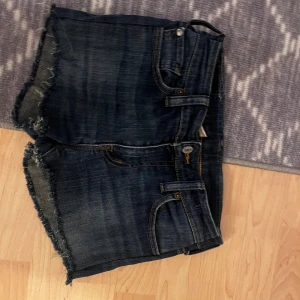 Jeansshorts från ralph lauren - Väldigt snygga jeansshorts från ralph lauren som var ett par jeans som jag gjorde om till shorts🩷