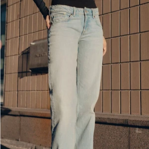 Zara jeans - Säljer ett par ljusblå lågmidjade jeans. Strlk 38 och lite för långa för mig som är ca 167. Nypris 400kr och jag har aldrig använt men jag tog av lappen och tappade bort kvittot så kan ej lämna tillbaka.