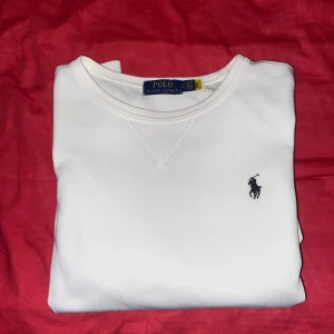 Ralph Lauren sweatshirt  - Säljer nu denna feta sweatshirt från Ralph lauren i en riktig clean vit färg. Haft på mig den fåtalgånger då den är lite kort på mig. Skicket är precis som nytt och storleken är S men sitter lite mer som Xs. Kan absolut diskutera pris vid snabb affär