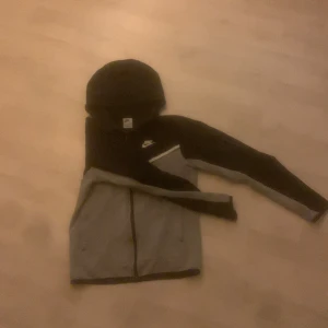 Nike tech hoodie - Användt skick men märks inte så mycket när den är på. Pris går att sänkas vid snabb affär.