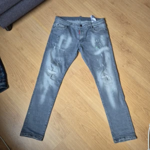 Dsquared jeans - Snygga dsquared jeans i storlek s, passform slim.fit, väldigt bra skick och billigt pris