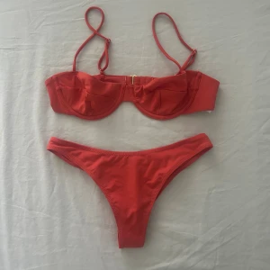 Ny bikini H&M - Helt ny och oanvänd bikini som inte kommit till användning alls från hm🌸🤍                                  Supersnygg brazillian modell på underdelen.  Överdel: 75a Underdel: xs Kolla in mina andra artiklar och buda gärna!!! 