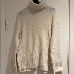 Stickad polotröja  - Stickad polotröja från HM. Bara använd några gånger. Lite sliten. Stor i storleken