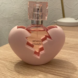 Ariana Grande parfym thank u next - Säljer en arians granne parfym thank u next 30 ml. Helt ny