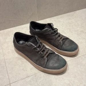 Lanvin - Säljer dessa Lanvins i storlek 44. Använts en del men är fortfarande i mycket bra skick. Udda färg därav priset.