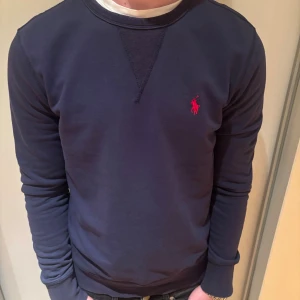 Ralph lauren tröja i stl M - Mörklblå tröja i stl M. Bra skick, passar allt mellan 180 skulle jag säga. Vid funderingar är det bara att höra av sig!