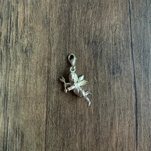 Silverfärgat berlock från Thomas Sabo  - Silvrig berlock i form av en ängel! Skriv vid funderingar! 