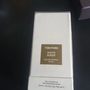 Tom Ford White Suede 100ml - Tom Ford White Suede Eau de Parfum, 100 ml. Ingredienser: Alcohol Denat., vatten, parfym, butyl methoxydibenzoylmethane, ethylhexyl methoxycinnamate, ethylhexyl salicylate, geraniol, linalool, citronellol m.fl. Tillverkad i USA. Snygg och lyxig doft för dig som vill sticka ut.