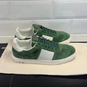 Valentino Flycrew  - Valentino Flycrew skor nästintill nya | Storlek 40,5  passar även 41,5, fråga om innermått vid osäkerhet | ALLA nitar är på | Ingår: dustbag | Priset kan diskuteras vid seriöst intresse | Hör av dig vid frågor eller funderingar!