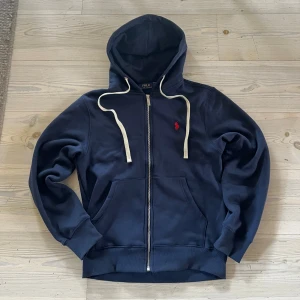 Marinblå hoodie från Polo Ralph Lauren - Säljer denna feta Ralph lauren hoodie som passsr till det mesta. Använd endast 3 gånger, sitter som S. Skriv till mig vid några funderingar. Priset går att förhandlas vid snabb affär 💫