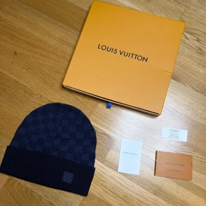 Louis Vuitton marinblå  - Säljer min marinblåa Louis Vuitton mössa perfekt nu inför vintern, allt på bild tillkommer vid köpet av mössan.