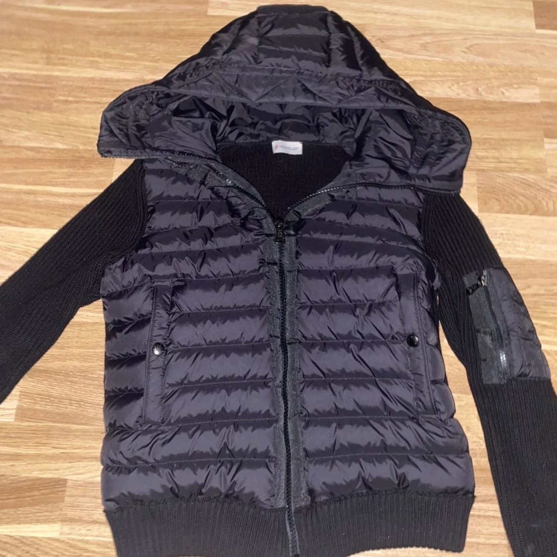 Svart Moncler pufferjacka med huva - 3