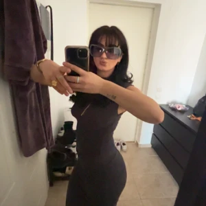 Svart tight långklänning - Säljer ett matchad SET kjol och topp, ej klänning i färgen mörk grå. Från Gina tricot. Med tight passform och ärmlös design. Setet har en enkel och stilren look som framhäver figuren. Materialet känns mjukt och stretchigt, perfekt för dig som gillar minimalistisk stil. Använd 2 gånger därav dåligt med bilder. Men var väldigt populärt 2023 och alltså i väldigt bra skick. Båda delarna är /storlek S men kan användas as M som jag är. 