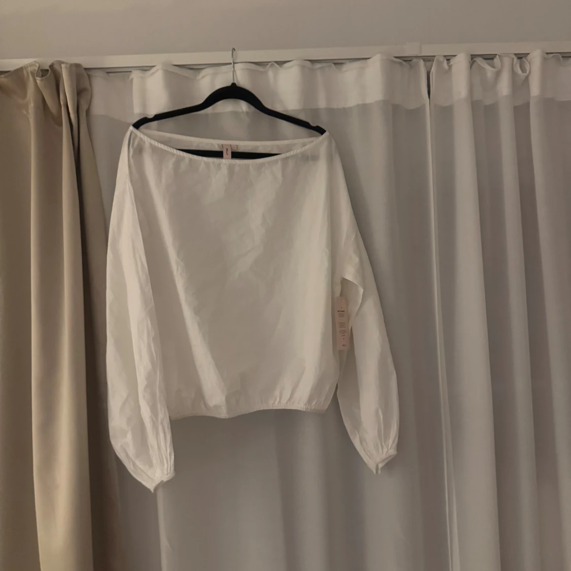 Vit volymblus från Nelly