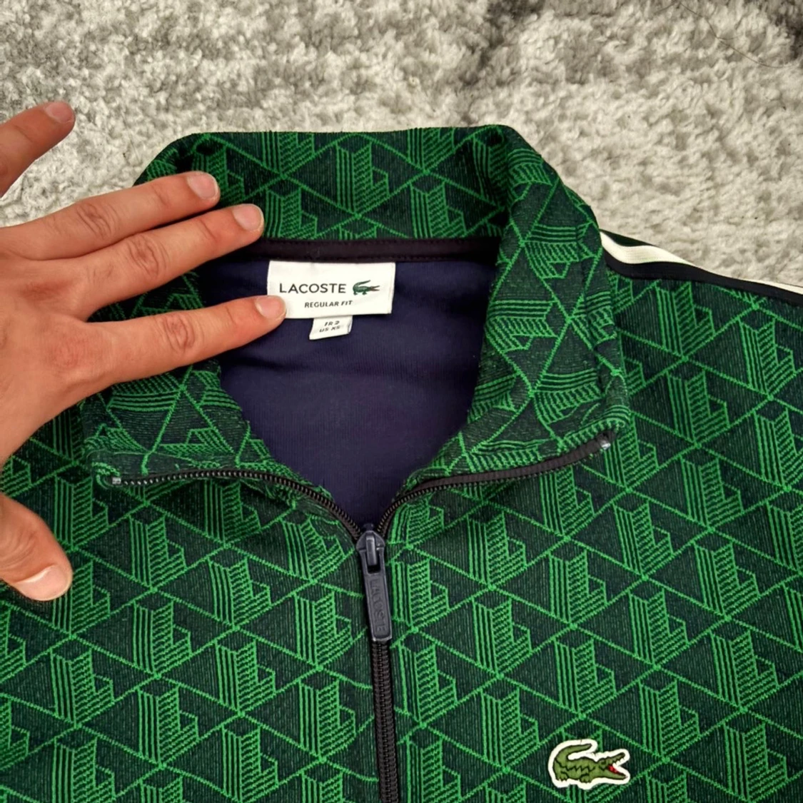 Grön mönstrad ziptröja från Lacoste