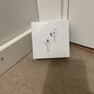 AirPods 4 (ANC) - Helt nya Apple AirPods 4 med aktiv brusreducering (ANC). Oöppnad originalförpackning, kompatibel med USB-C. Trådlösa hörlurar med laddningsetui. Perfekt för musik, samtal och vardagsbruk. Inga synliga defekter eller slitage.