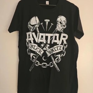AVATAR Black Waltz svart t-shirt - Svart t-shirt med stor tryckt Avatar Black Waltz-design framtill. Riktig merch ifrån AVATARS egna hemsida. 