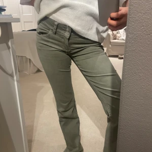 Gröna bootcut jeans från Nelly - Superfina gröna bootcut jeans från Nelly i väldigt bra skick!💚NYPRIS 699 kr