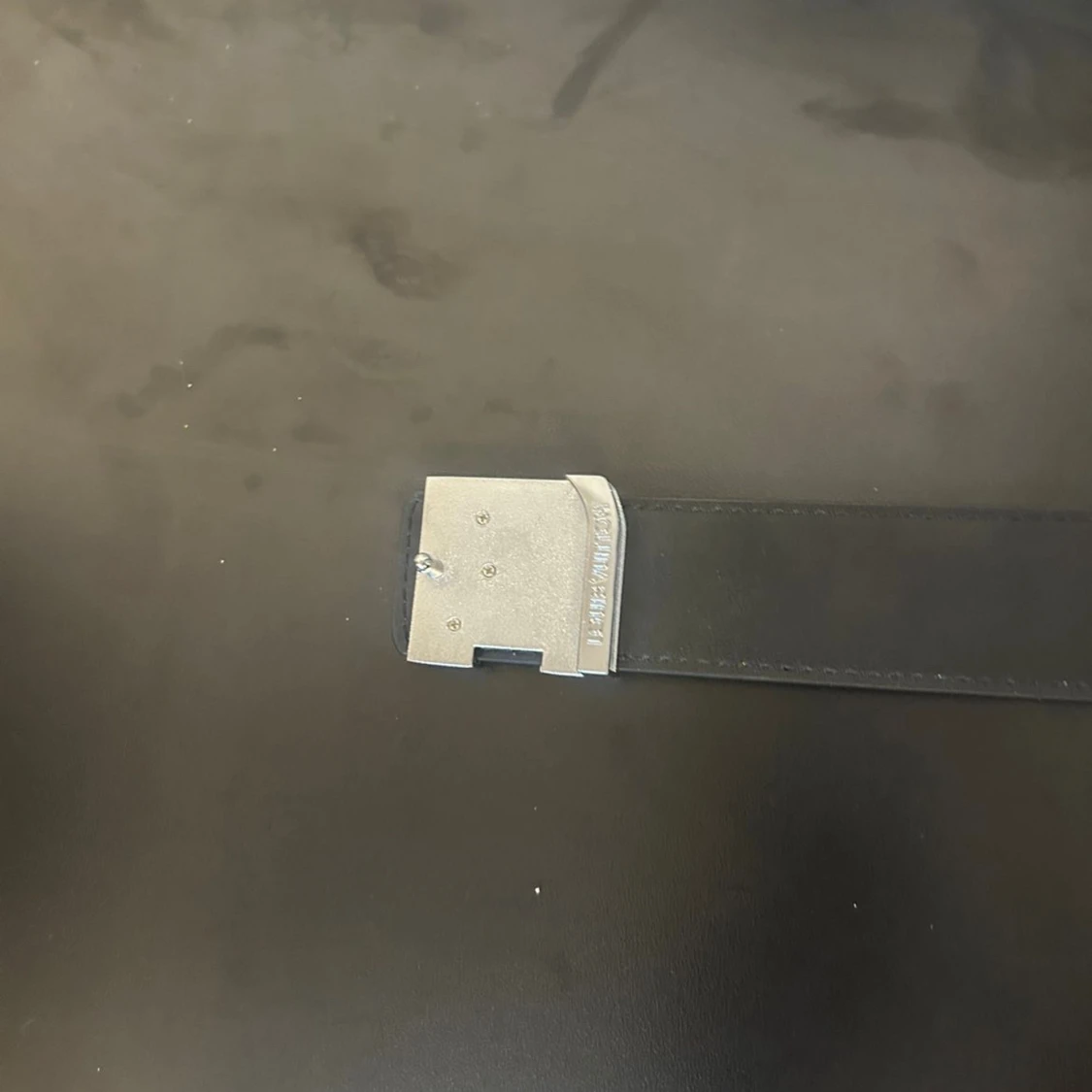 Svart bälte med silver logga 110cm - 3