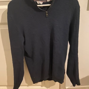 Mörkblå esprit tröja  - Säljer en esprit tröja med mycket bra kvalité hör av er om frågor!