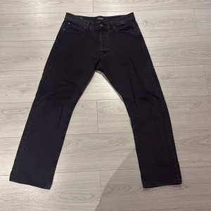 Jack&Jones Chris Relaxed Jeans Svart - Svarta jeans från Jack&Jones i modellen Chris. Avslappnad passform som faller bra. Hör av er vid mer frågor eller bilder😊