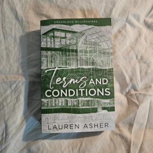 Terms and Conditions av Lauren Asher 💚 - En modern och romantisk bok om Declan och Iris, där ett kontrakt och en fejkad relation leder till oväntade känslor. Perfekt för dig som gillar kärlek, drama och att följa karaktärer som utmanar både sig själva och varandra. Nypris runt 150 kr. I mycket bra skick och endast läst en gång.