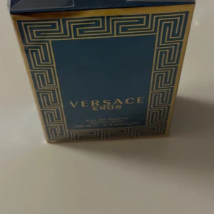 Versace Eros Eau de Parfum 100ml - Versace Eros Eau de Parfum i snygg förpackning, 100 ml. Perfekt för dig som vill sticka ut med en ikonisk doft från ett av världens mest kända modehus.