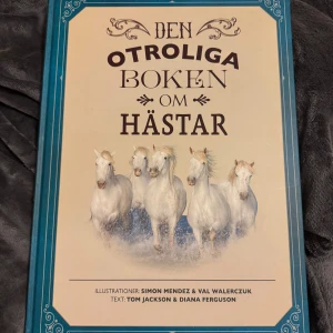 Den otroliga boken om hästar - Upptäck hästarnas fascinerande värld med fantastiska illustrationer och spännande fakta! Perfekt för dig som älskar djur och vill veta mer om hästar, deras liv och egenskaper. Inspirerande och lärorik bok för unga och nyfikna läsare.