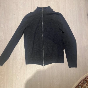 Morris full zip - Säljer en fet Morris fullzip i storlek XS. Den är använd 2-3 gånger och är alltså i nyskick. Nypris 2000. Mitt pris är 599. Priset är ej hugget i sten. Hör av er vid frågor eller funderingar!