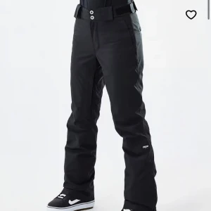Skidbyxor  - Såå fina skidbyxor från dope I storlek S! Enast använda en vecka under vintersäsongen! Köpta för 1999, säljer för att de är försmå💕