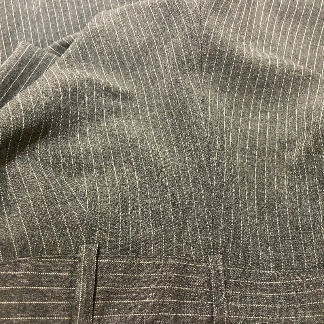 Grå randiga kostymbyxor  - 4